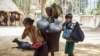 ရခိုင်ပြည်နယ်မြောက်ပိုင်း ဘူးသီးတောင်မြို့နယ်အတွင်းက ပဋိပက္ခတွေကြောင့် စစ်ဘေးရှောင်သူများ။ (ယခင်မှတ်တမ်းဓာတ်ပုံ/EPA/MIN THEIM KHINE)