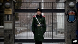 资料照：瑞典驻北京大使馆前一名中国武警士兵在站岗。（2019年2月14日）