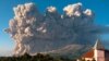 El monte Sinabung arroja material volcánico durante una erupción en Karo, en el norte de Sumatra, Indonesia, el 2 de marzo de 2021.