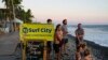 Visitantes observan el atardecer en la playa El Tunco, que forma parte de Surf City, en La Libertad, El Salvador, el jueves 1 de febrero de 2024. (Foto AP/Moises Castillo)