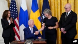 조 바이든(왼쪽 두번째) 미국 대통령이 9일 백악관에서 핀란드와 스웨덴의 북대서양조약기구(NATO·나토) 가입 비준안에 서명한 뒤 카린 올로프스도터 주미 스웨덴 대사와 악수하고 있다. 왼쪽은 카멀라 해리스 미국 부통령, 오른쪽은 미코 하우탈라 주미 핀란드 대사.