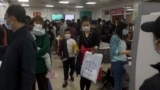 Cha mẹ và các con chờ tại một bệnh viện nhi đồng ở Bắc Kinh ngày 30/10/2023. Các bệnh về đường hô hấp tăng mạnh tại Trung Quốc khiến Tổ chức Y tế Thế giới lo ngại tìm cách khống chế.