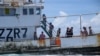 瓦努阿圖漁業部和海事警察聯隊登上美國海岸防衛隊巡邏艇哈里特·萊恩(Harriet Lane)號。