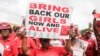 Aktivistët e fushatës "Na i ktheni vajzat tona" gjatë një proteste më 13 prill, 2017 në Laos, Nigeri/AP/Pamje Arkivi