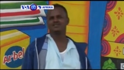 Mchoraji Muawiye Sidow wa Somalai afanya michoro kikubwa kutangaza biashara mjini Mogadishu.