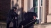 纽约警察经云梯从窗户进入哥伦比亚大学一座教学楼清场，并逮捕占领这座建筑物的示威学生。（法新社） 