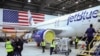 2024年3月4日，在職業探索週活動之前，捷藍航空的員工在紐約甘迺迪國際機場的公司維修機庫中的一架空中巴士A320客機周圍工作。