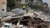 Un hombre se encuentra junto a una casa que fue destruida por un ataque aéreo israelí, en la aldea de Hanine, en el sur del Líbano, el jueves 25 de abril de 2024. Hezbolá y fuerzas israelíes han estado intercambiando disparos desde un día después de que comenzara la guerra entre Israel y Hamas. AP