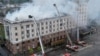 Lính cứu hỏa chữa cháy tại khu vực tòa nhà chung cư bị Nga tấn công bằng tên lửa ở Dnipro, Ukraine, ngày 19/4.
