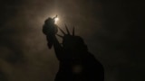 خورشیدگرفتگی ۲۰ فروردین در بنای مجسمه آزادی، ایالت نیویورک آمریکا&nbsp;
