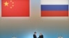 Presidenti i Kinës, Xi Jinping shtrëngon duart gjatë një takimi me homologun rus, Vladimir Putin