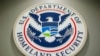 ARCHIVO - El logotipo del Departamento de Seguridad Nacional de Estados Unidos durante una conferencia de prensa en Washington, el 25 de febrero de 2015. 