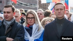 Алексей Навальный, Любовь Соболь и Иван Жданов принимают участие в митинге, посвященном 5-й годовщине убийства Бориса Немцова в Москве, 29 февраля 2020 года