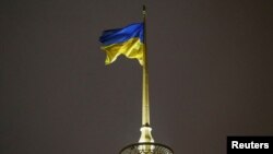 Государственный флаг Украины развевается над зданием Верховной Рады в Киеве.