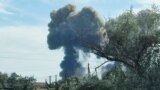 Дым от взрывов в районе Новофедоровки в Крыму.
