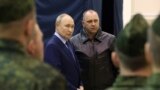 블라디미르 푸틴(가운데 왼쪽) 러시아 대통령이 27일 트베리주 토르조크의 조종사 배치·재훈련 시설을 방문하고 있다. 