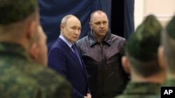 블라디미르 푸틴(가운데 왼쪽) 러시아 대통령이 27일 트베리주 토르조크의 조종사 배치·재훈련 시설을 방문하고 있다. 