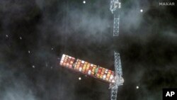 Satelitski snimak koji je napravio Maxar Technologies prikazuje pogled na most Francis Scott Key nakon što je kontejnerski brod udario i izazvao kolaps, u Baltimoru, Maryland, 26. marta 2024. (Maxaar Technologies preko AP)
