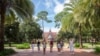 學生們在佛羅里達大學校園內散步。 (資料照片，2021年7月21日）