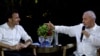 에마뉘엘 마크롱(왼쪽) 프랑스 대통령과 루이스 이나시우 룰라 다 시우바 브라질 대통령이 26일 벨렝 인근 쿰브섬에서 회동하고 있다.