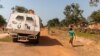 Arhiva - Oklopni transporter snaga Ujedinjenih nacij patrolira putem za koji se pretpostavlja da je bezbedan, izbegavajući puteve koji su možda minirani, u Paoui, Centralnoafrička Republika, 5. decembra 2021.