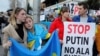 Los ucranianos se reúnen durante una protesta frente a la embajada de Rusia en Madrid, España, después que el presidente ruso, Vladimir Putin, autorizó una operación militar contra Ucrania, en Madrid, España, el 24 de febrero de 2022. REUTERS/Jon Nazca