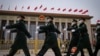 2024年3月4日，星期一，在北京舉行的全國人民代表大會籌備會議上，中國士兵列隊經過人民大會堂。(美聯社）