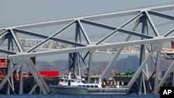在坍塌的巴尔的摩弗朗西斯科·斯科特·基大桥现场，打捞工作仍在继续。(2024年4月15日)