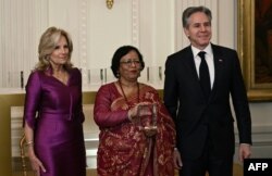 امریکی وزیر خارجہ انٹنی بلنکن اور خاتون اول جل بائیڈن بنگلہ دیش سپریم کورٹ کی وکیل فوزیہ کریم فیروز کو وائٹ ہاؤس میں منعقدہ اٹھارویں سالانہ ویمن آف کریج ایوارڈ کی تقریب میں ایوارڈ پیش کرتے ہوئے ، فوتو اے ایفپی چار مارچ 2024