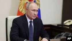 วลาดิเมียร์ ปูติน ขณะนำการประชุมสภาความมั่นคงแห่งรัสเซีย เมื่อ 15 มีนาคม 2024 (ที่มา: Kremlin Pool Photo via AP)