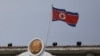 北韓駐中國遼寧丹東領事館內飄揚的北韓國旗。 （2021年4月20日）