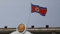 资料照片：朝鲜驻中国辽宁丹东领事馆内飘扬的朝鲜国旗。（2021年4月20日）