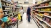 미국 캘리포니아주의 한 식료품점에서 사람들이 상품을 고르고 있다.(자료사진) 