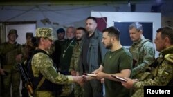 Владимир Зеленский с украинскими военными 