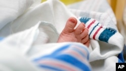 美國德州一家醫院裡，一名嬰兒的腳趾從毯子裡探出來。（資料照片）