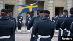 ARHIVA - Švedski vojnici učestvuju u ceremoniji smene straže u dvorištu Kraljevske palate u Stokholmu, 24. februara 2024. (Foto: Reuters/Tom Little)