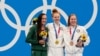 Лидия Джейкоби, в центре, Татьяна Шенмейкер, слева и Лилли Кинг после финала женского заплыва брассом 27 июля 2021