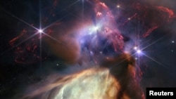 Облачный комплекс Rho Ophiuchi виден на композите из отдельных снимков, полученных космическим телескопом James Webb (Фото предоставлено НАСА)