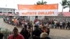 所罗门群岛的大批选民2024年4月17日在一个投票站等候进入站内投票。（路透社转发AAP照片）