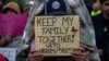 移民权益人士在美国田纳西州议会附近抗议该州的反移民议案。(2024年4月4日）