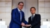 Predsednik Srbije Aleksandar Vučić (L) i francuski predsednik Emanuel Makron (D) tokom susreta u Parizu (Foto: AFP/Sarah Meyssonnier)