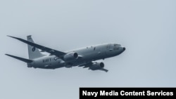 แฟ้ม - เครื่องบิน P-8A Poseidon ของกองทัพเรือสหรัฐฯ บินเหนือมหาสมุทรแปซิฟิก เมื่อ 29 ส.ค. 2017 (U.S. Navy photo by Mass Communication Specialist 3rd Class Alex Perlman/Handout via REUTERS)