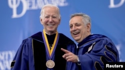 Başkan Joe Biden ve Delaware Üniversitesi Rektörü Dennis Assanis