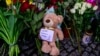 Improvizovani memorijal poginulima u napadu na koncertnu dvoranu u blizini ruske prestonice Moskve (Foto: AFP/John MACDOUGALL)