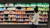 미국 콜로라도주에 있는 한 매장에서 쇼핑객이 치즈 제품을 살펴보고 있다. (자료사진)