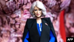  برطانیہ کی ملکہ کمیلا کو ویمن آف دی ورلڈ فاؤنڈیشن کی طرف سے ان کی ہمشکل باربی ڈول کا تحفہ خواتین کے عالمی دن کے موقع کی ایک تقریب میں پیش کیا گیا ، فوٹو اے ایف پی ، بارہ مارچ 2024