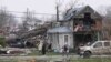 La gente observa los daños después de que un tornado nocturno arrasara Lakeview, Ohio, EEUU, 15 de marzo de 2024.