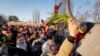 Люди несут цветы к могиле Алексея Навального в Москве