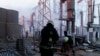 乌克兰哈尔科夫地区的消防人员在给一个受攻击的供电设施灭火。（2024年3月22日）