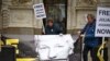 维基解密创始人朱利安·阿桑奇（Julian Assange）的支持者们2024年4月10日在英国伦敦示威。（法新社）